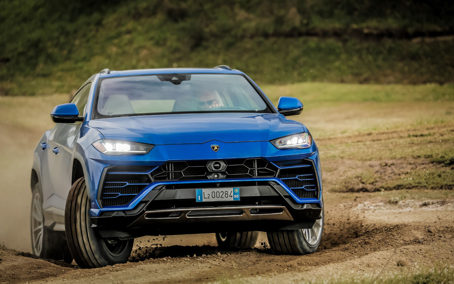 Comparison Porsche Cayenne EHybrid 2019 vs Urus 2019